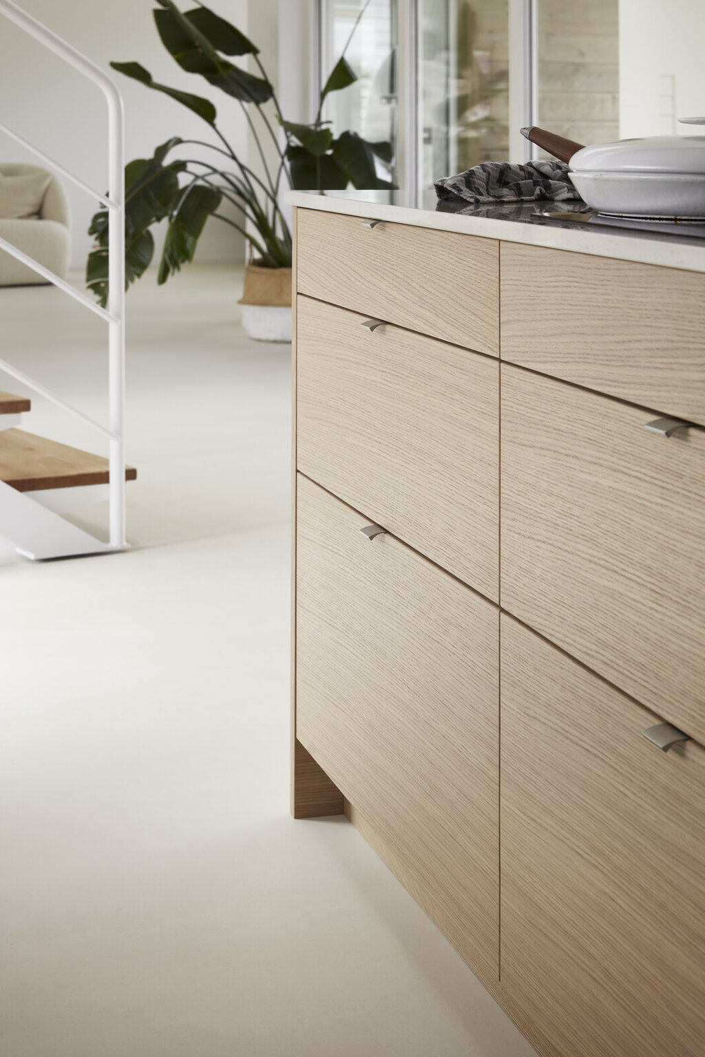 Köksinspiration Bistro ek vitpigment och ostronbeige Köksinspiration Bistro ek vitpigment och ostronbeige