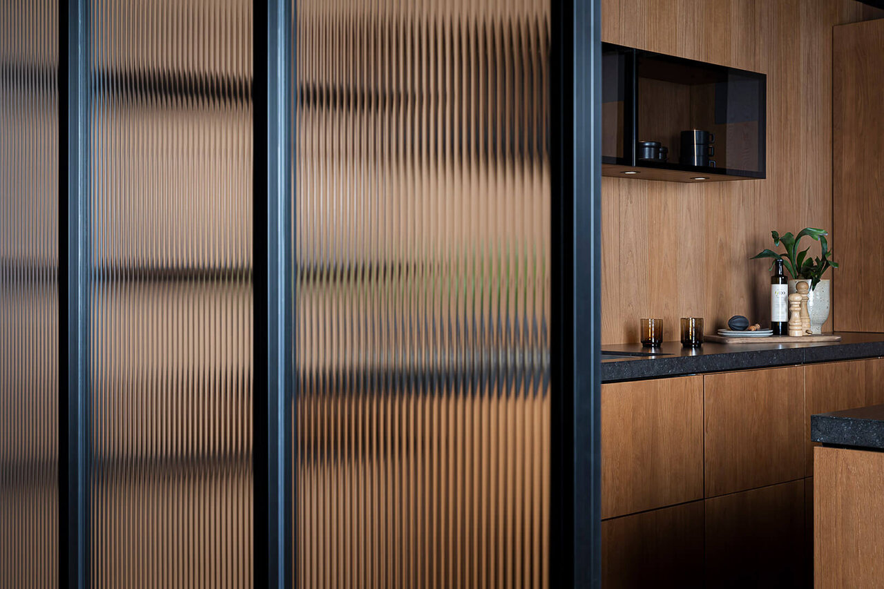 Gallery i svart profil och glasvägg med linjeglas Gallery i svart profil och glasvägg med linjeglas